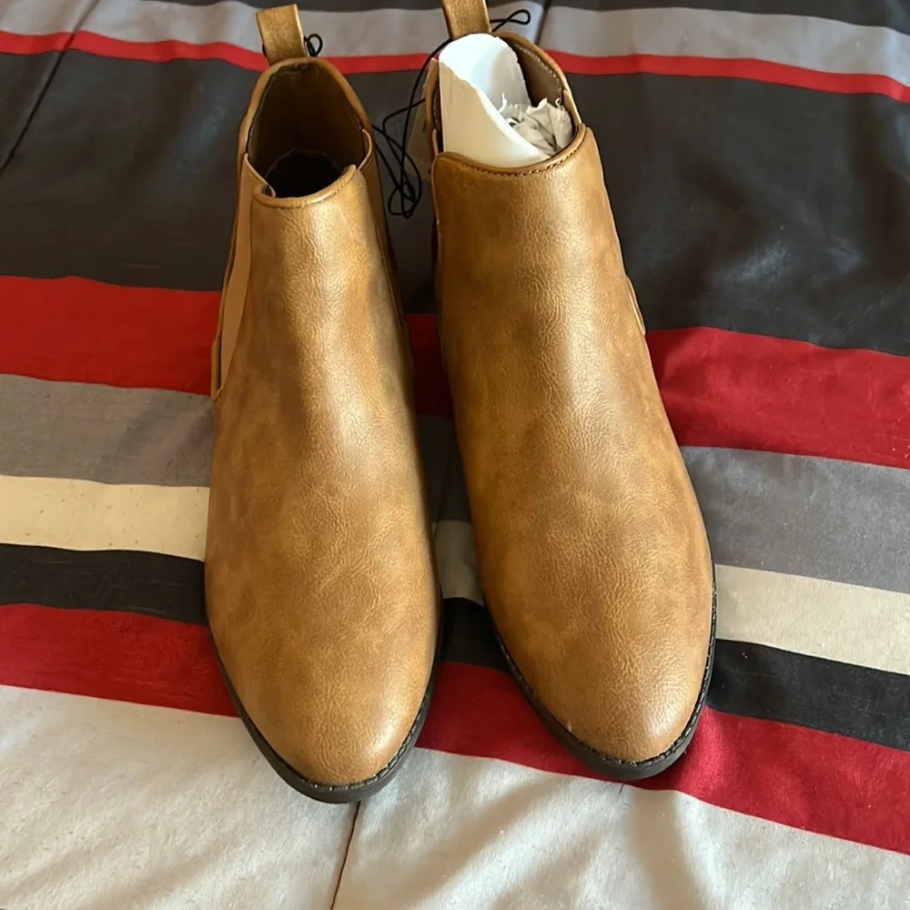 Boots new - Picture 1 of 3